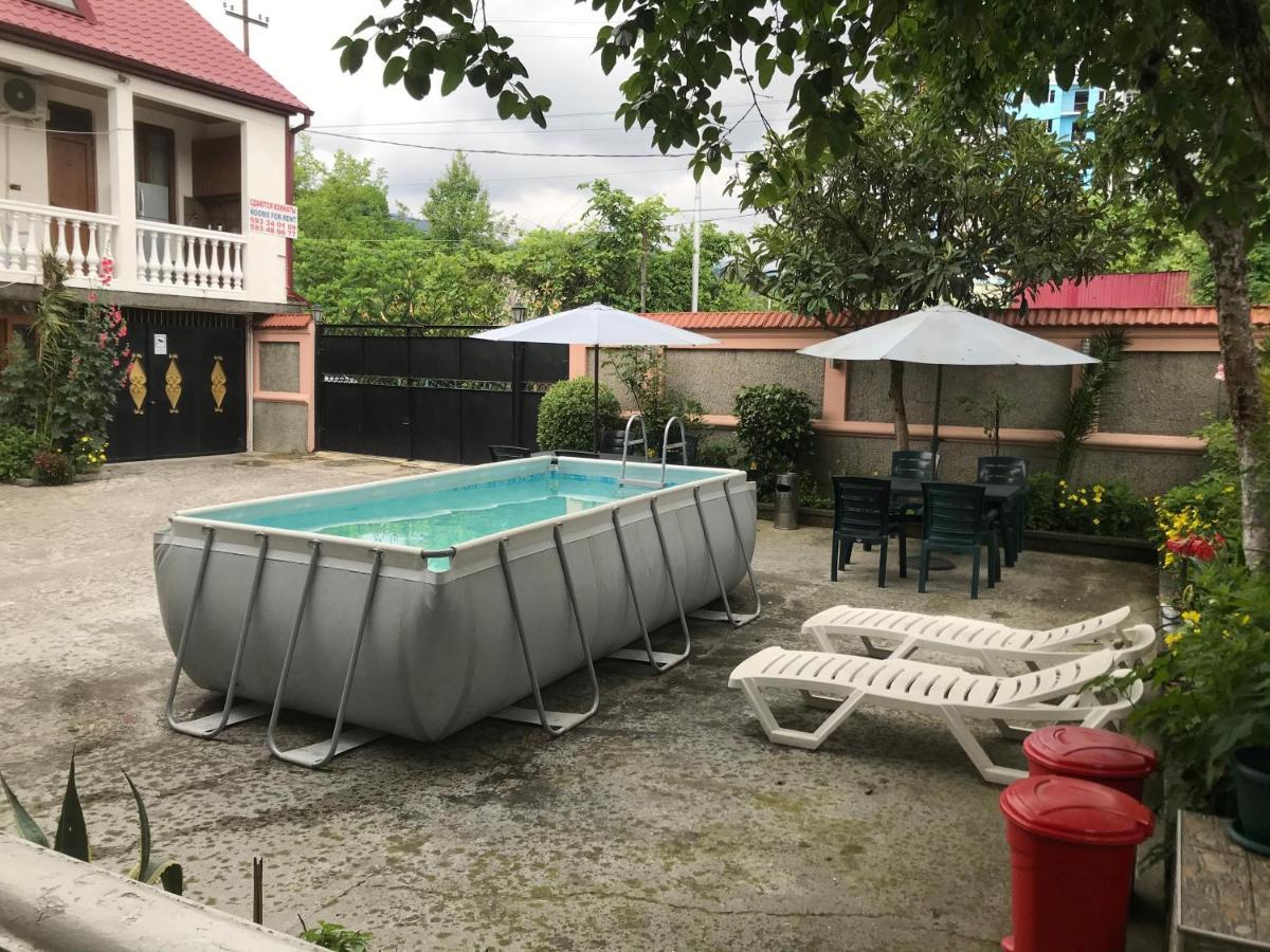 Linda Guest House Batumi Bagian luar foto