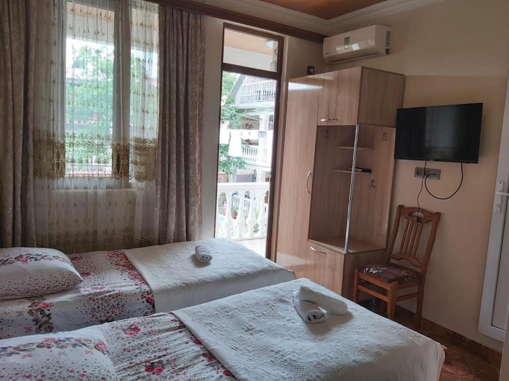Linda Guest House Batumi Bagian luar foto