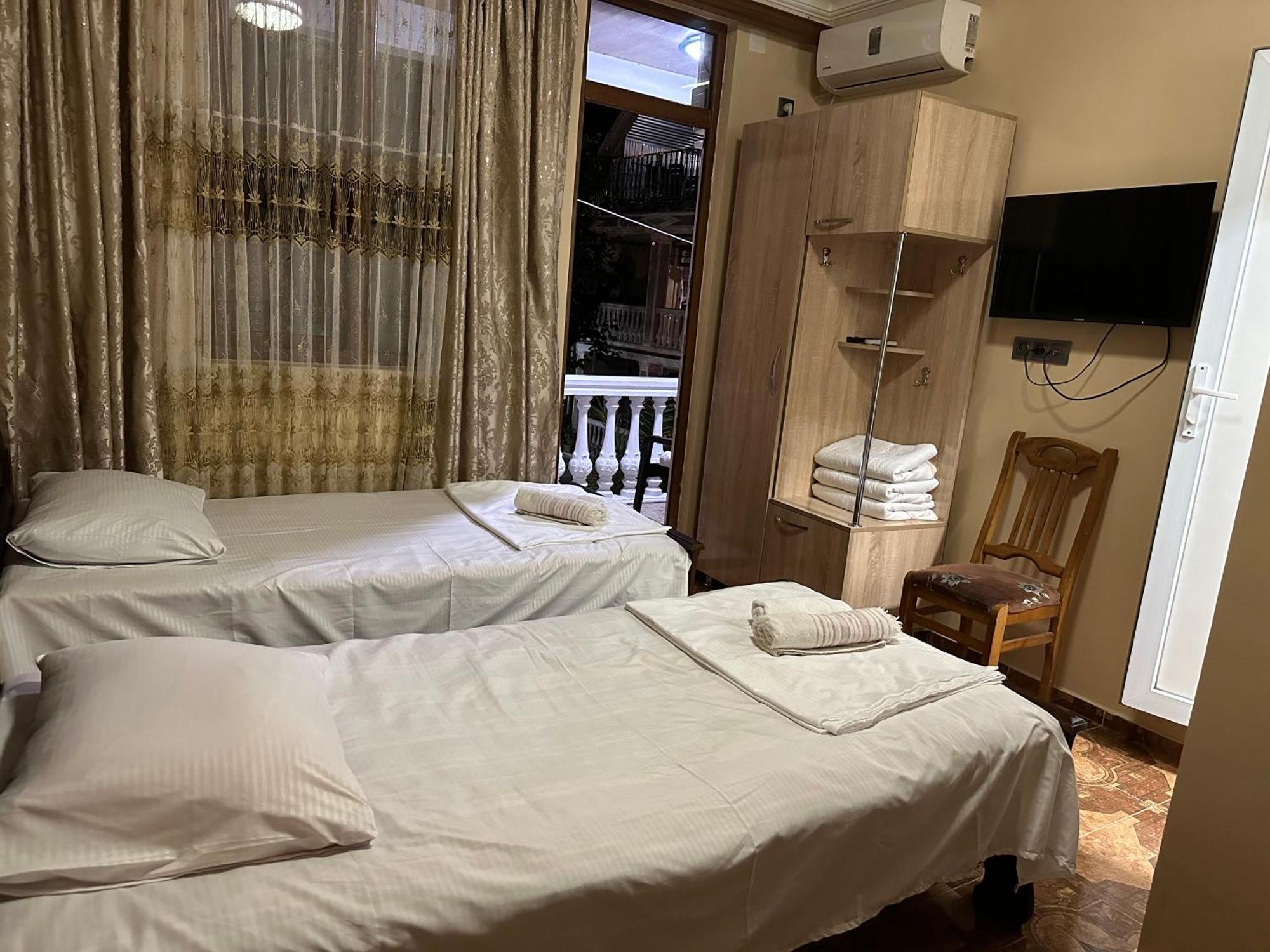Linda Guest House Batumi Bagian luar foto