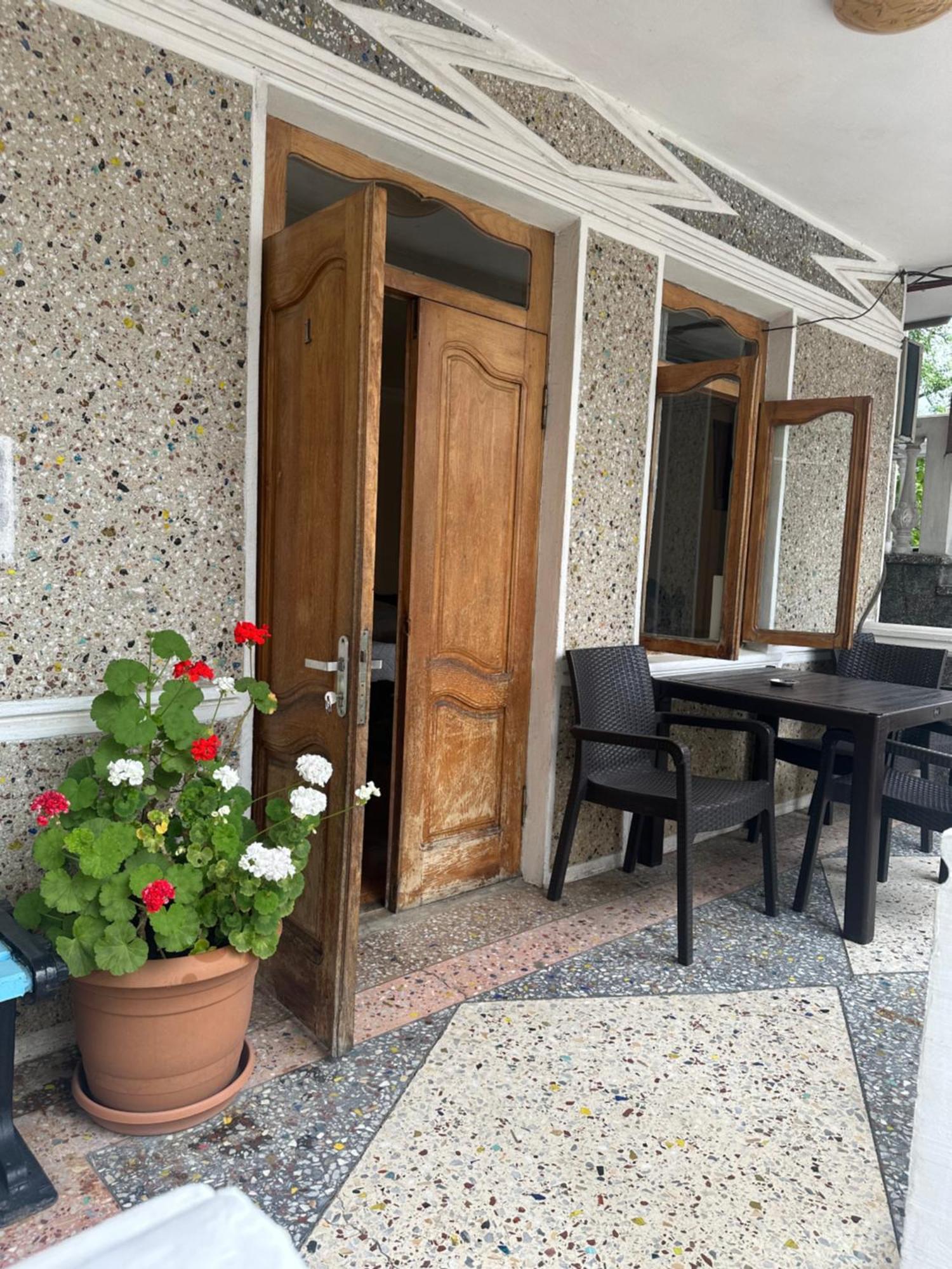 Linda Guest House Batumi Bagian luar foto