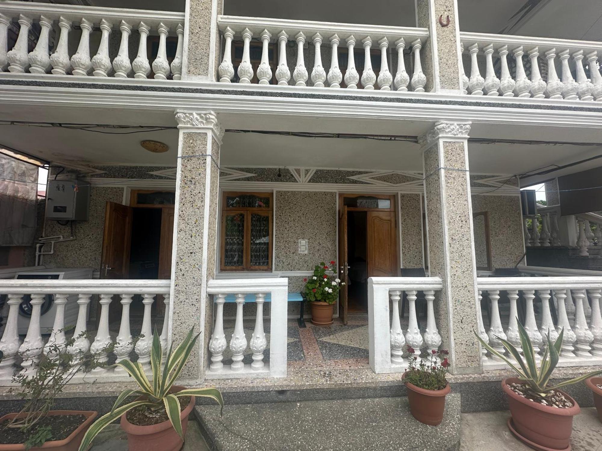 Linda Guest House Batumi Bagian luar foto
