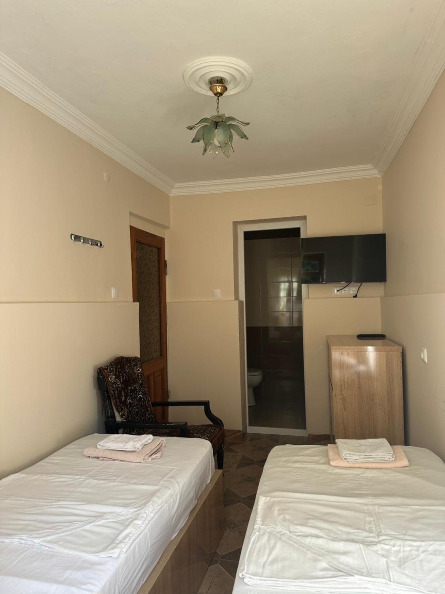 Linda Guest House Batumi Bagian luar foto