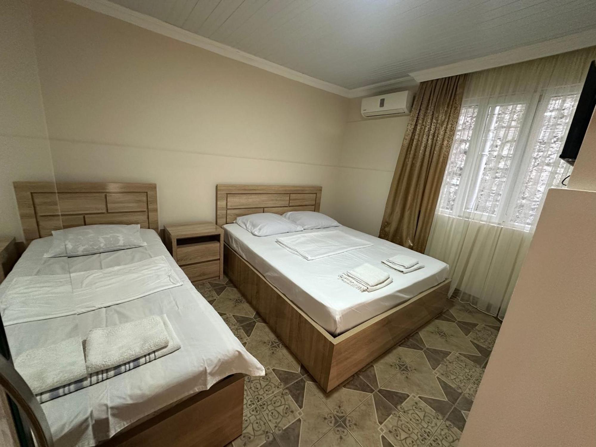 Linda Guest House Batumi Bagian luar foto