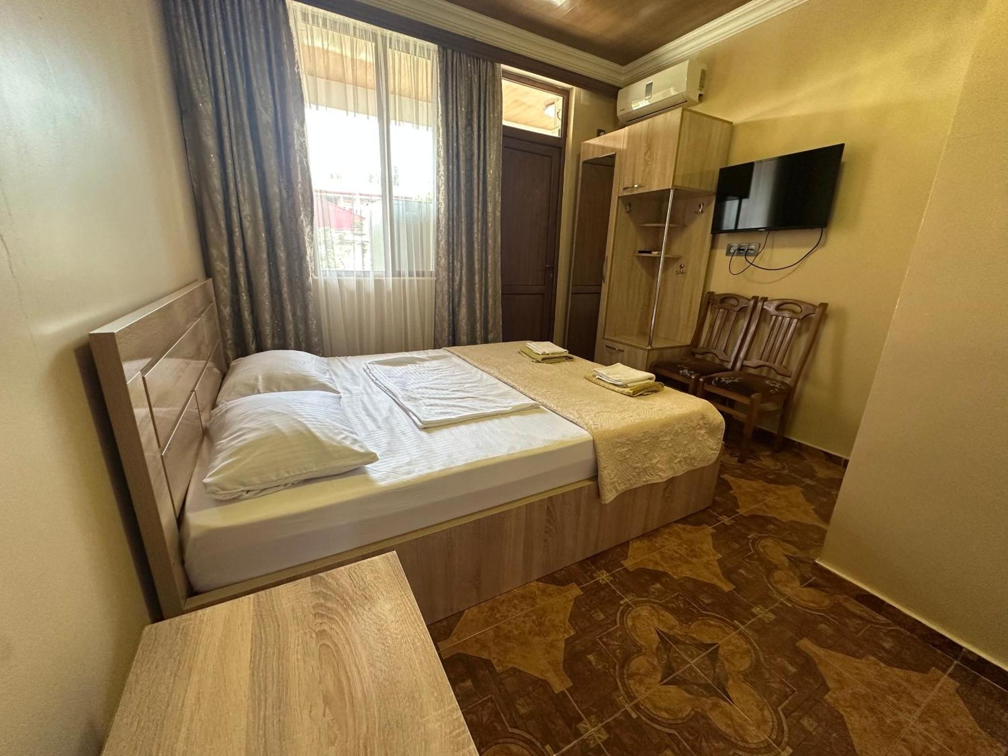 Linda Guest House Batumi Bagian luar foto