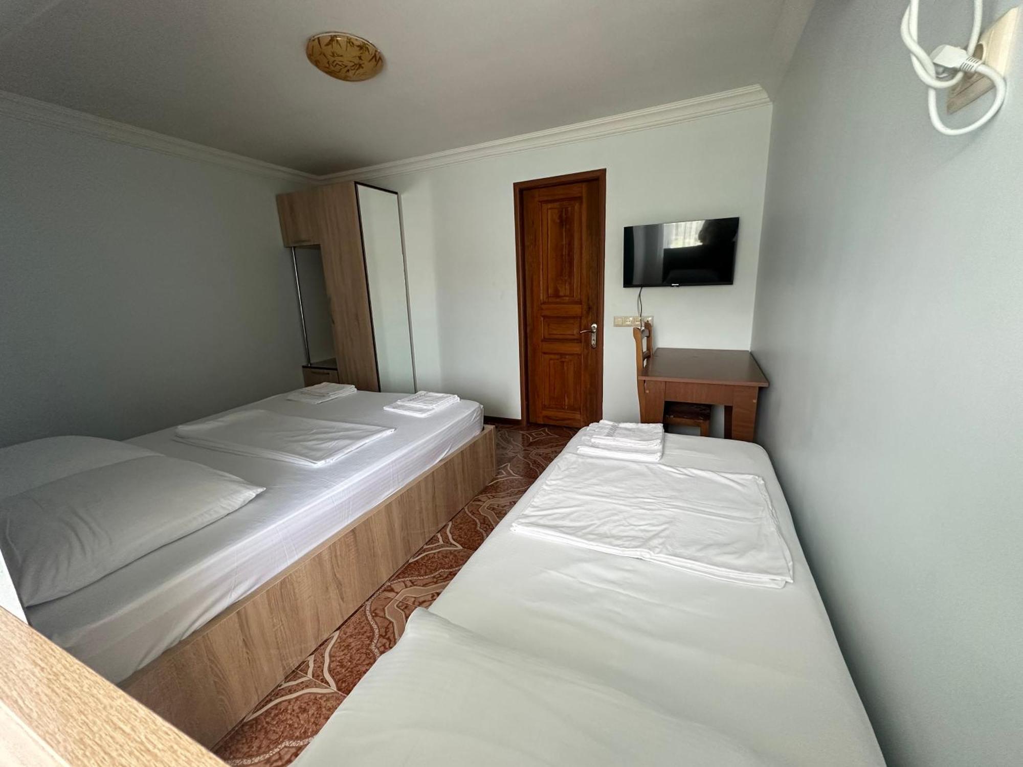 Linda Guest House Batumi Bagian luar foto