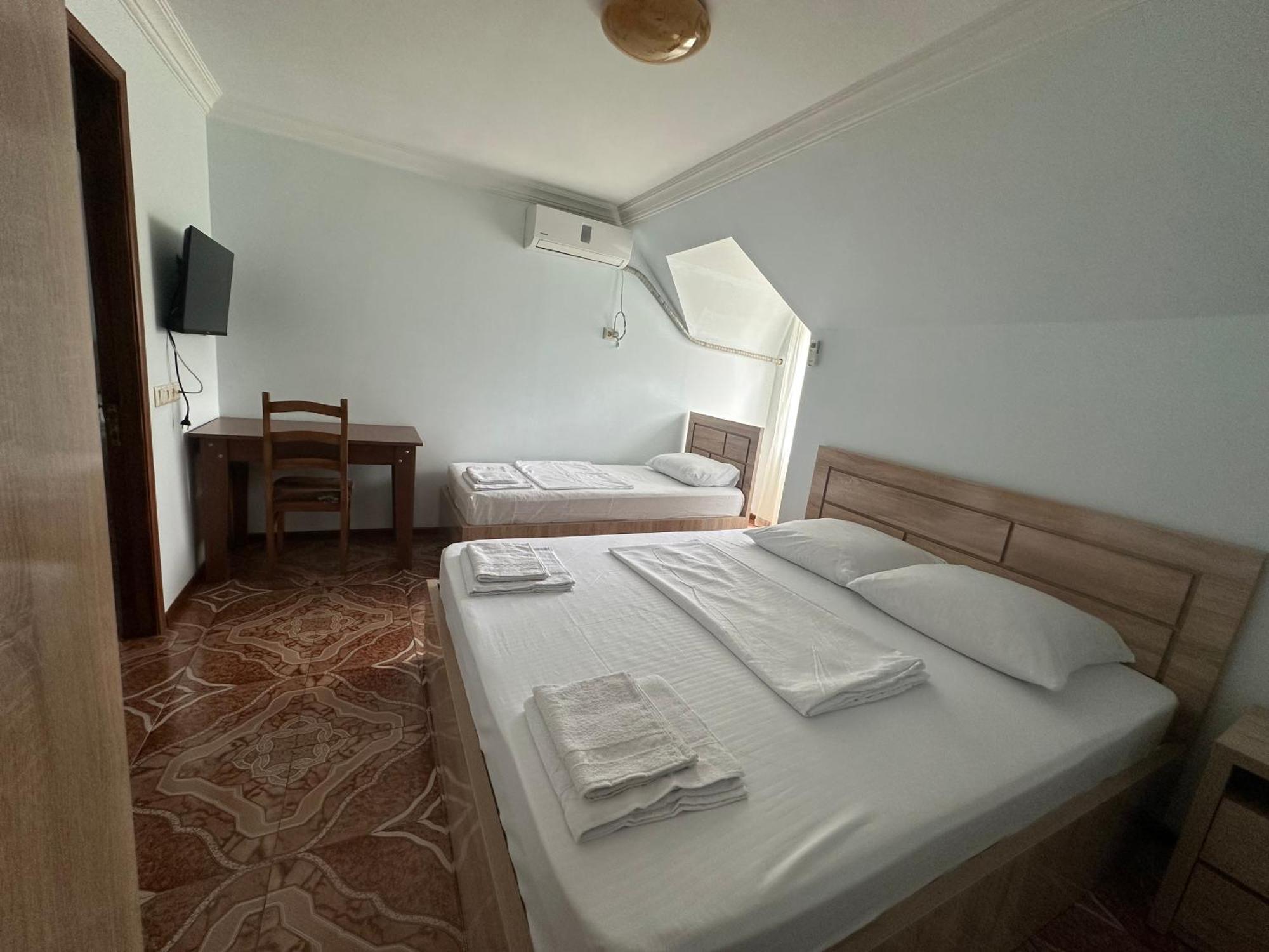 Linda Guest House Batumi Bagian luar foto