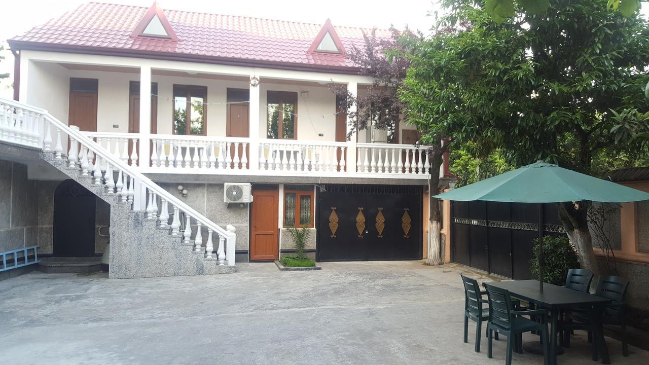 Linda Guest House Batumi Bagian luar foto